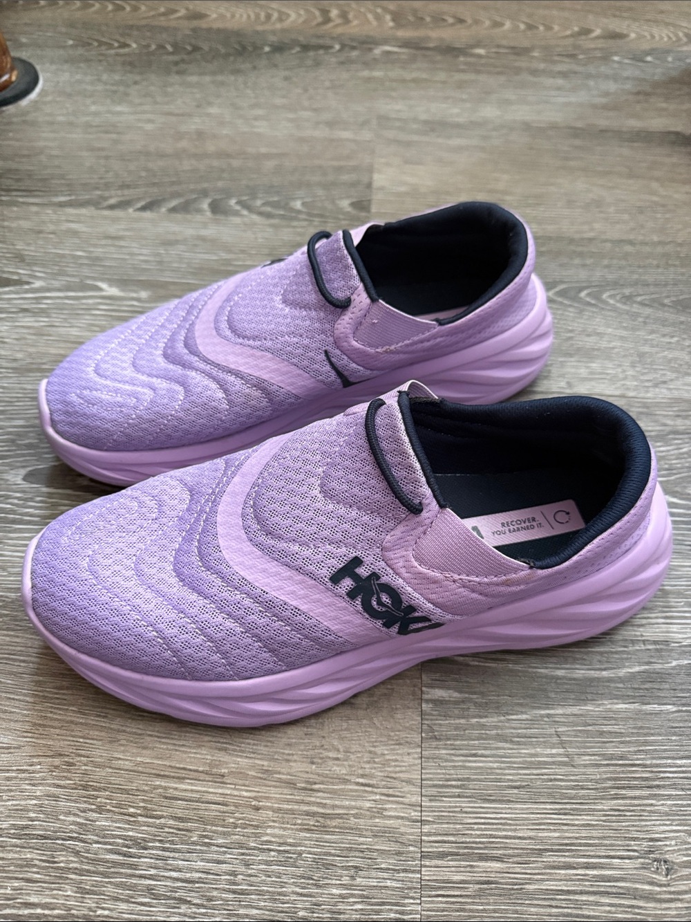 Hoka 2023 Ora Recovery 2 'Violet
Bloom' Sneakers